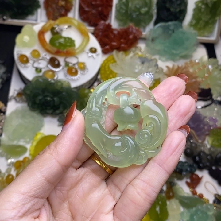 蛇纹石玉未镶嵌颈饰九尾狐漏