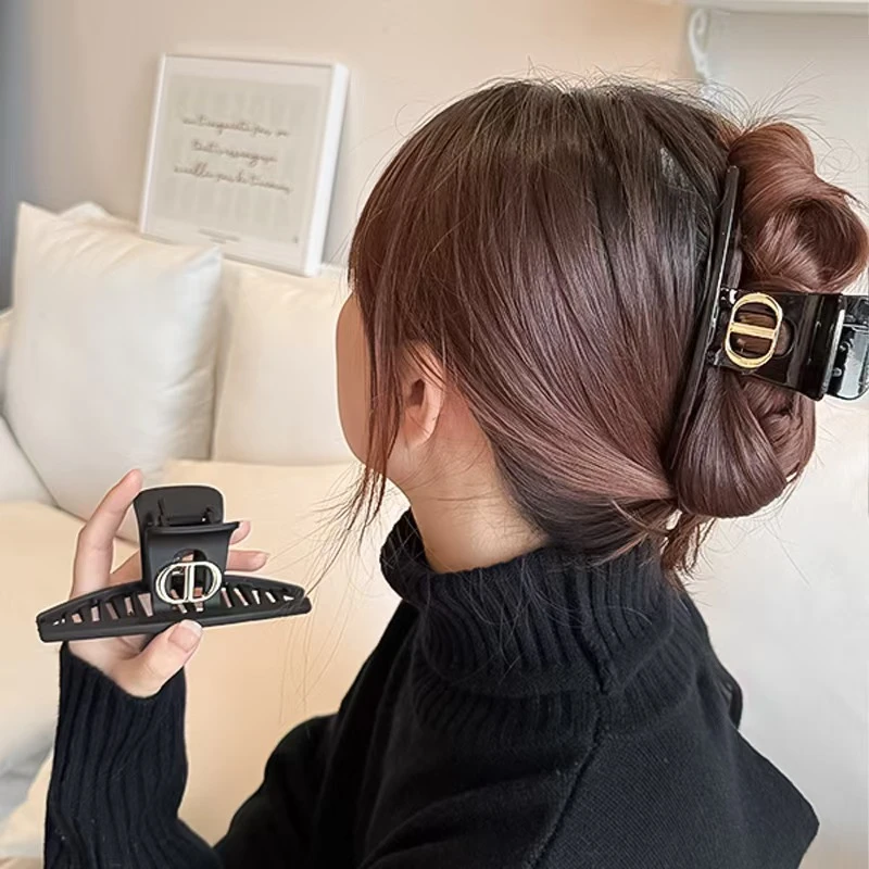 韩国轻奢金标字母抓夹女大号高级感鲨鱼夹复古百搭后脑勺秋冬发夹