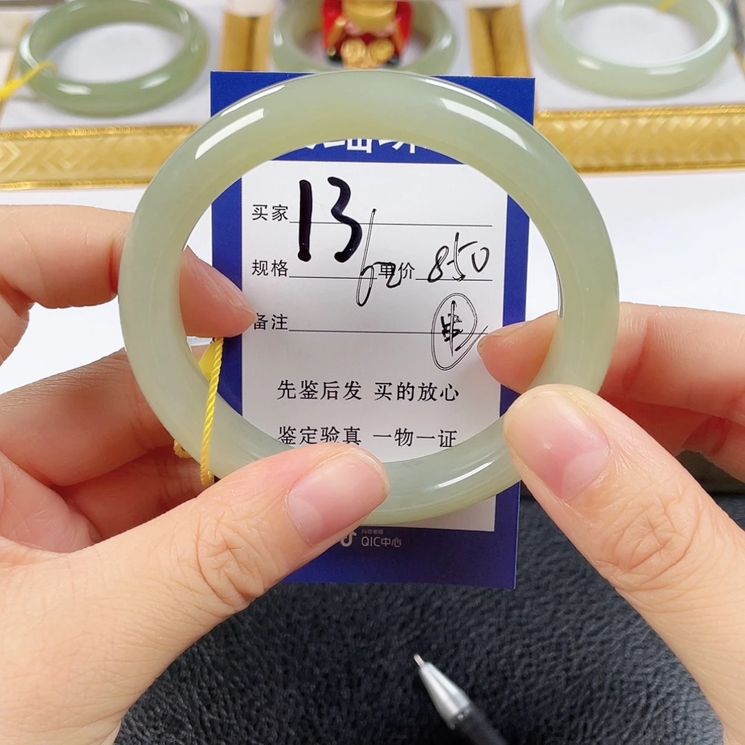 和田玉未镶嵌手镯