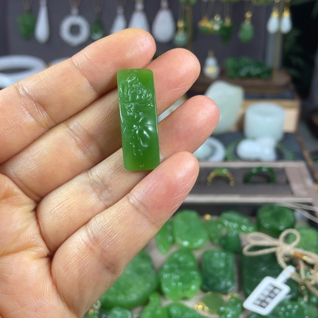 苏***龙和田玉未镶嵌颈饰