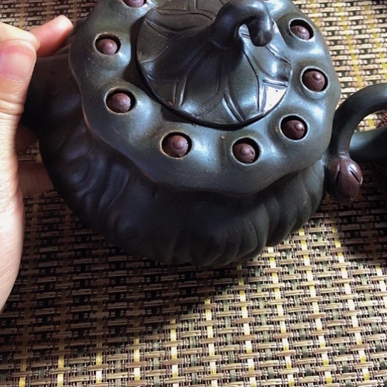 紫砂茶壶工，原矿泥料手工制作的紫砂壶。