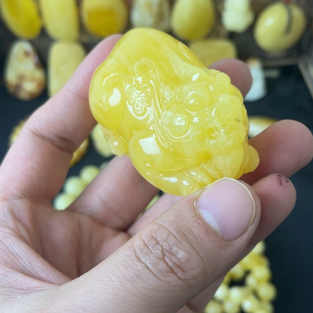 琥珀未镶嵌裸石俄料浓蜡黄白花貔貅45克