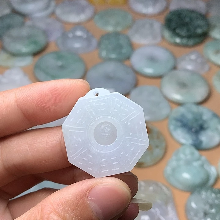 翡翠未镶嵌颈饰八卦