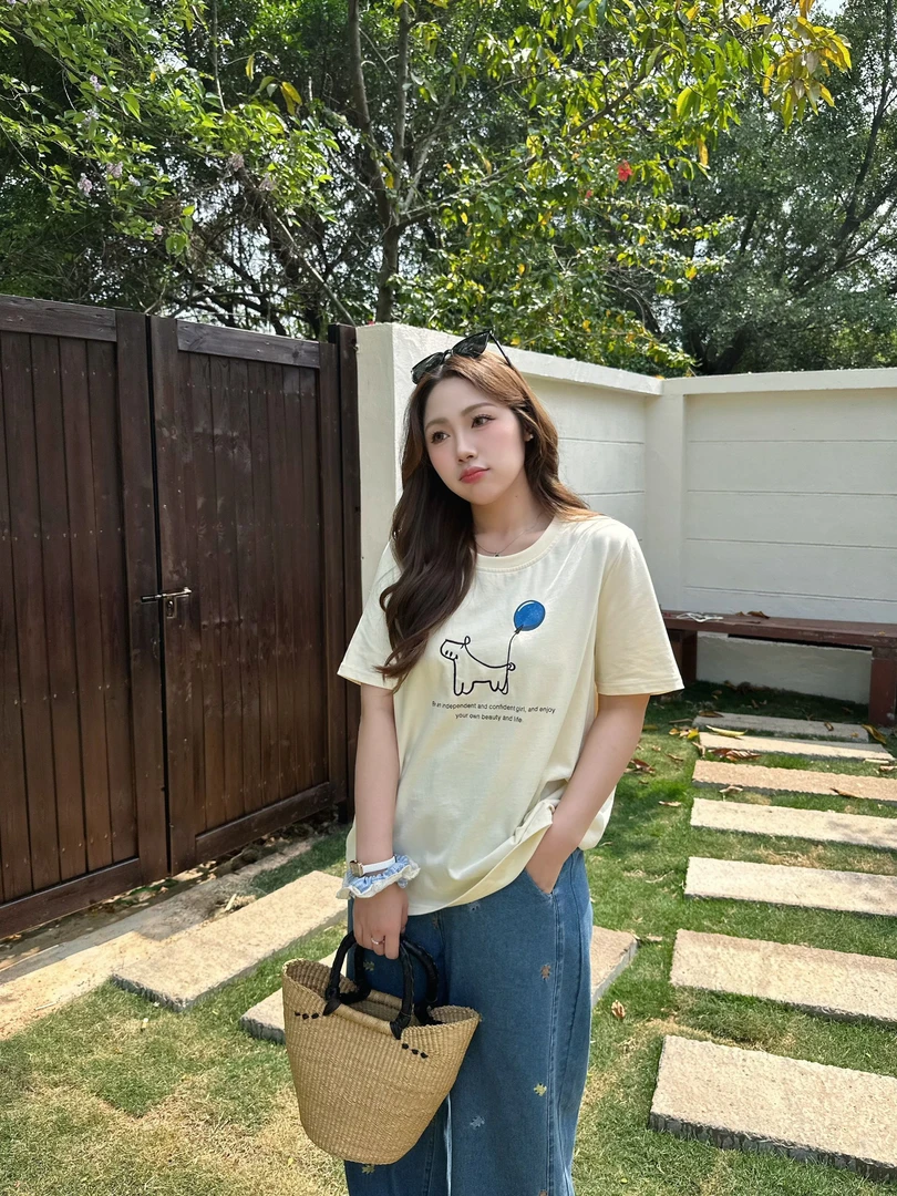 现货9036D大婉酱肉肉微胖定制【乐园游园会】休闲印花设计感短袖