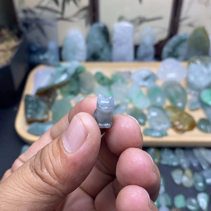 翡翠未镶嵌颈饰猫