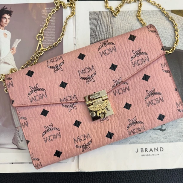 95新 MCM 大麦中古/mcm粉色信封woc大号斜挎包