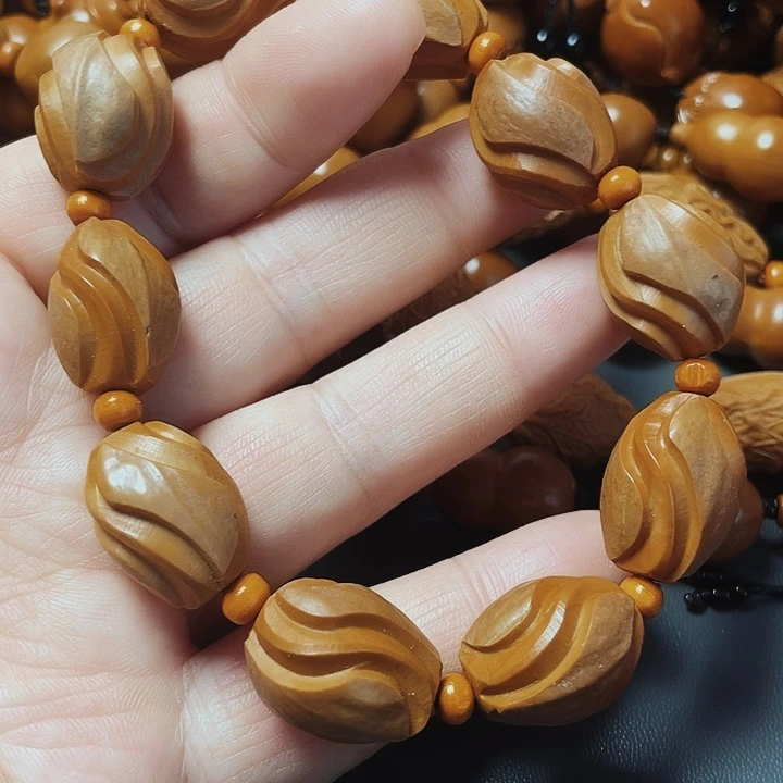 扭转乾坤，橄榄核雕