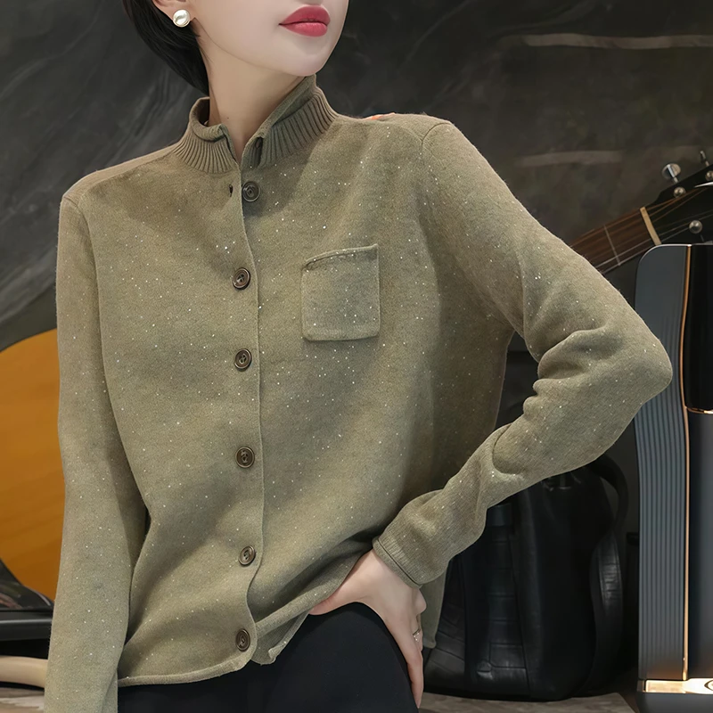 韩系时尚简约立领卡其色长袖纽扣针织衫女秋冬潮流休闲高级感毛衣