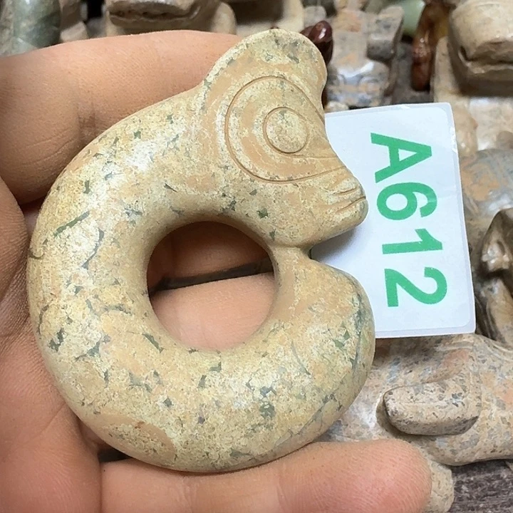 蛇纹石玉颈饰未镶嵌