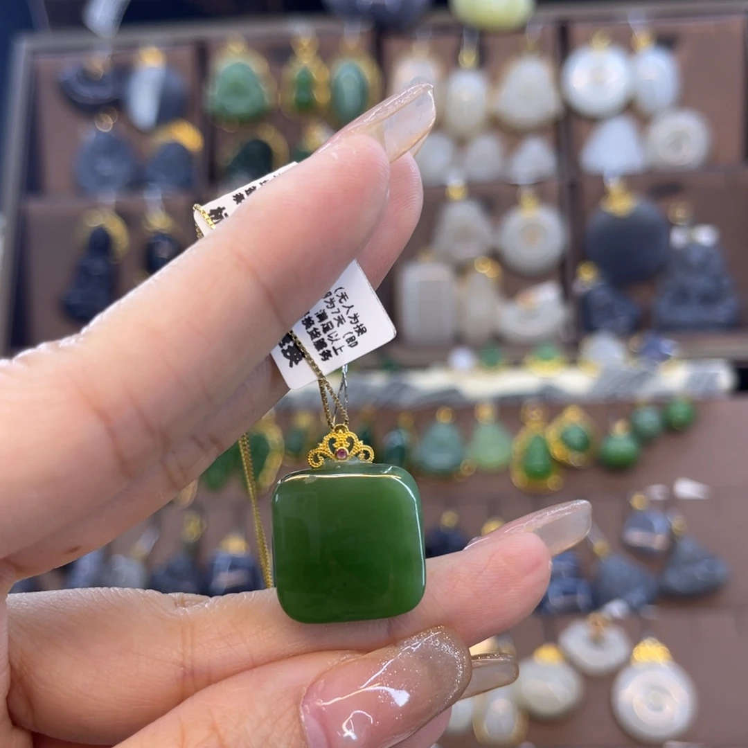 和田玉吊坠18K金镶嵌