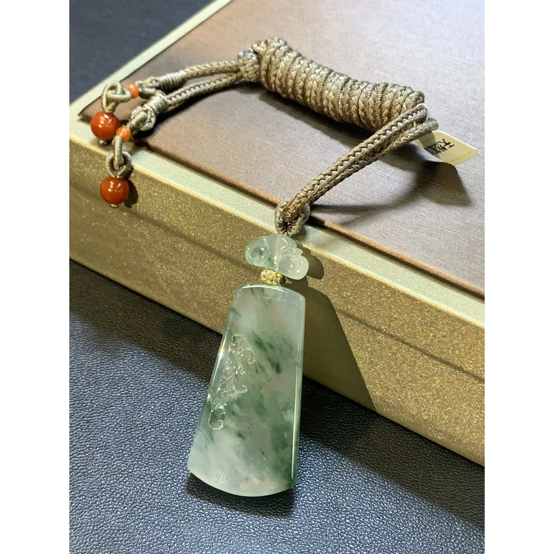 绿飘花无事牌吊坠 天然翡翠A货裸石：39.8*20.8*4.9mmXF2.24