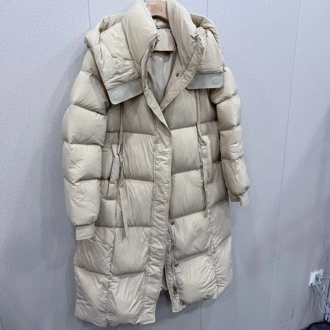 浅卡其色长款羽绒服