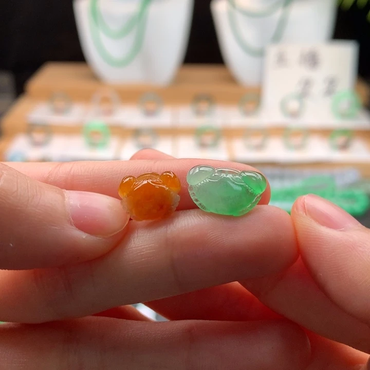 人***多翡翠未镶嵌颈饰天然缅甸A货翡翠