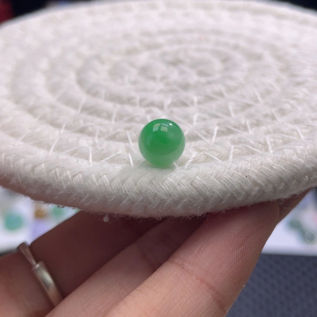 未镶嵌定制翡翠特色阳绿圆珠卡8mm