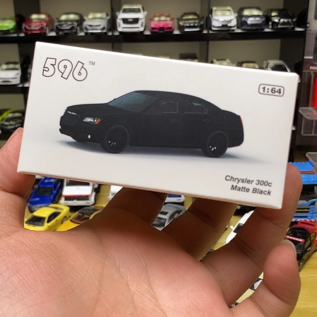 金黑色克莱斯勒300c 样品