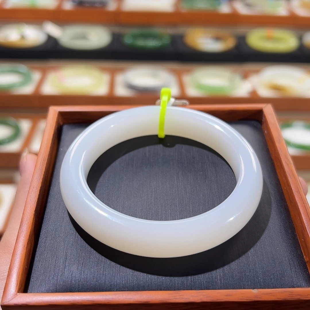 和田玉手镯未镶嵌淡**雪