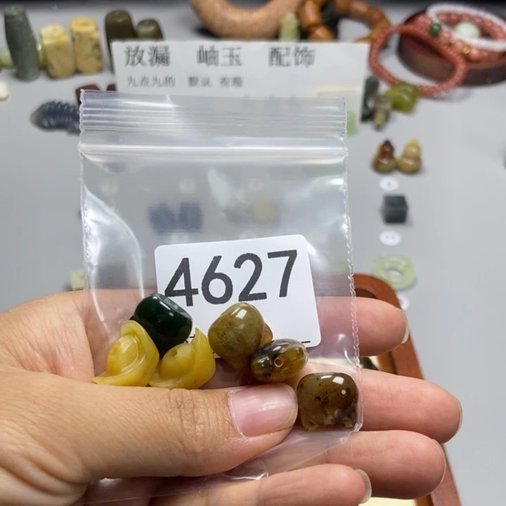 尤****未镶嵌蛇纹石玉颈饰
