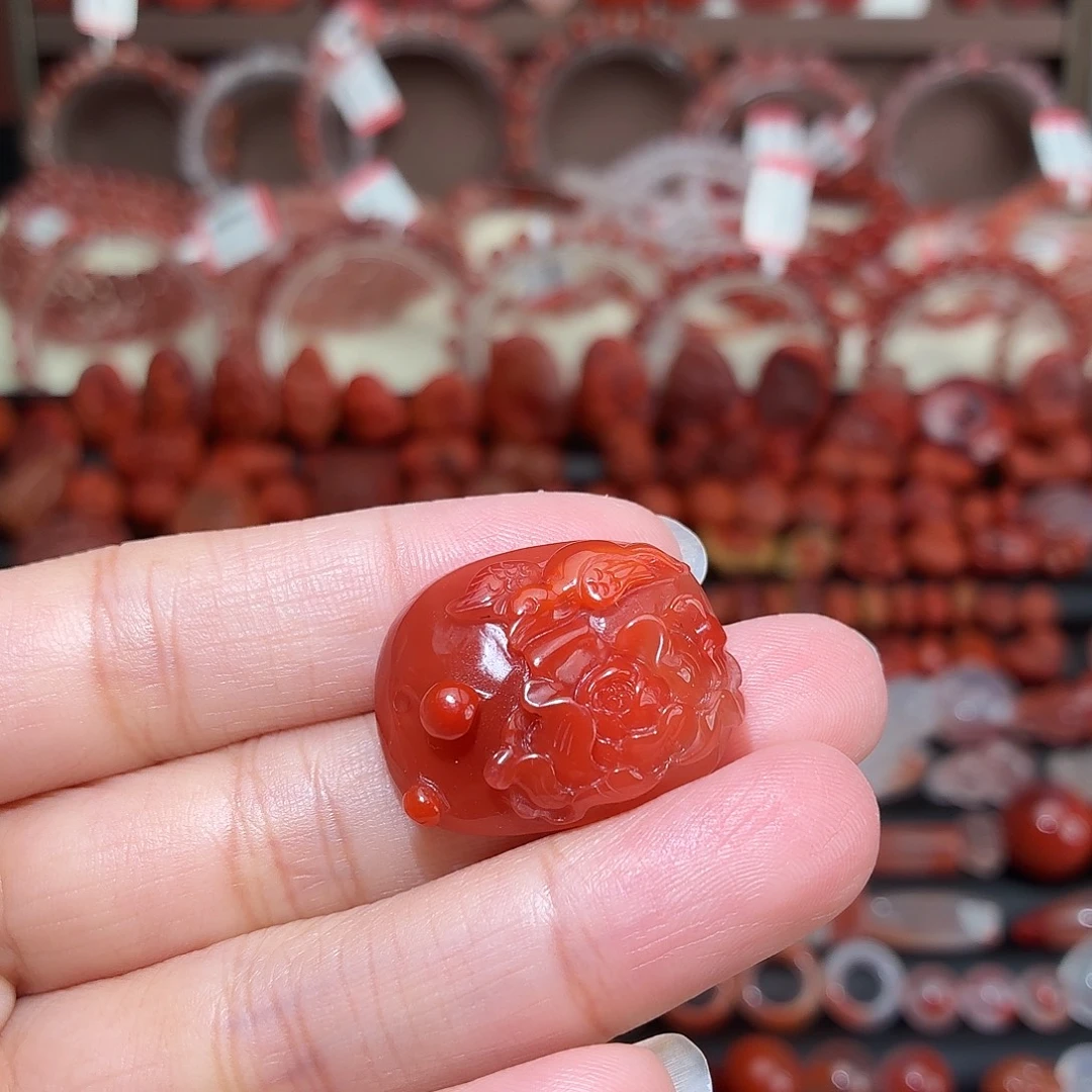 南红玛瑙未镶嵌颈饰牡丹花手牌