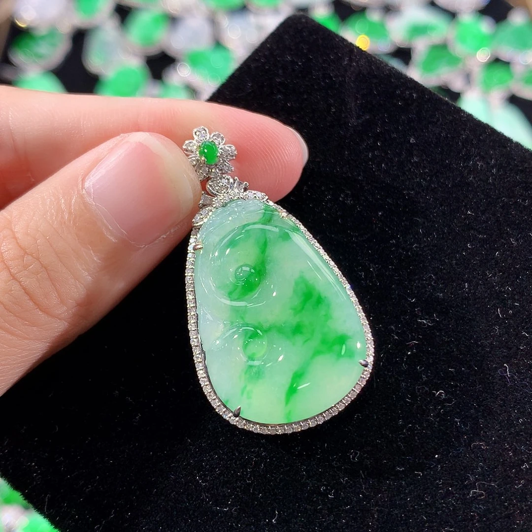 翡翠18K金镶嵌颈饰