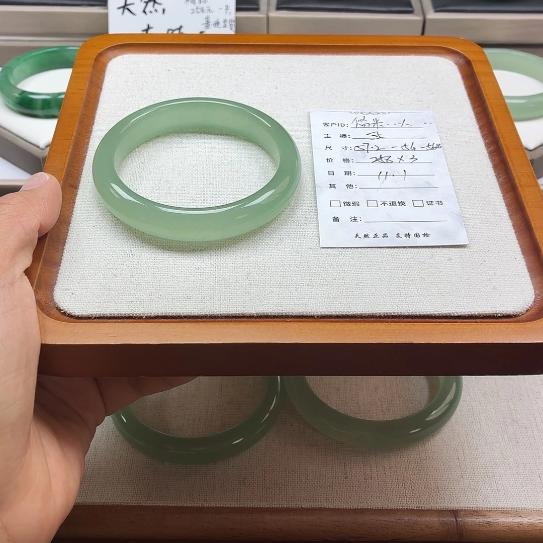 悠****石英质玉未镶嵌手镯