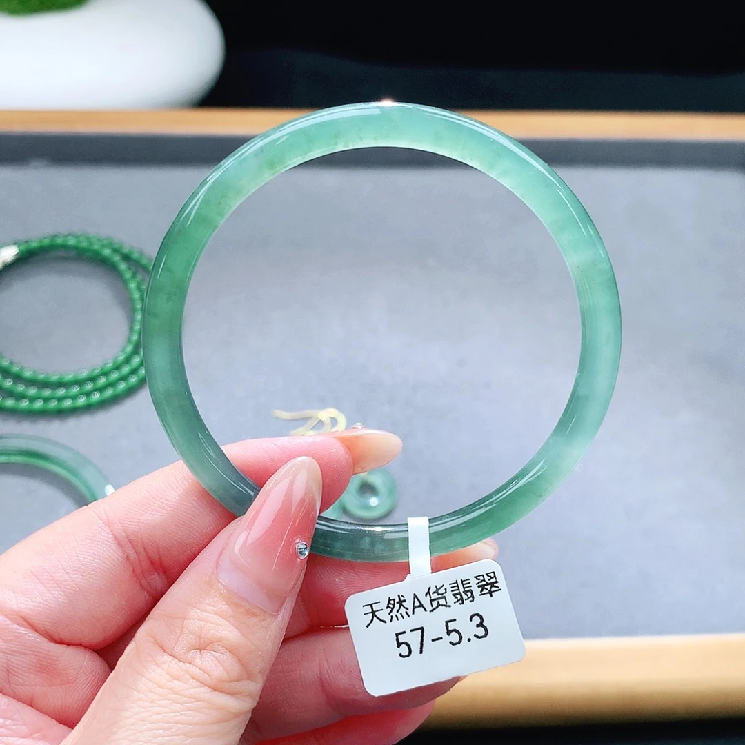 未镶嵌手镯（圆镯）翡翠