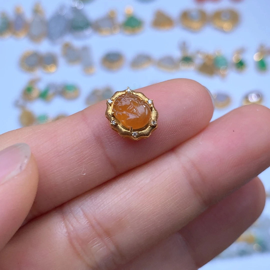 翡翠18K金镶嵌颈饰貔貅