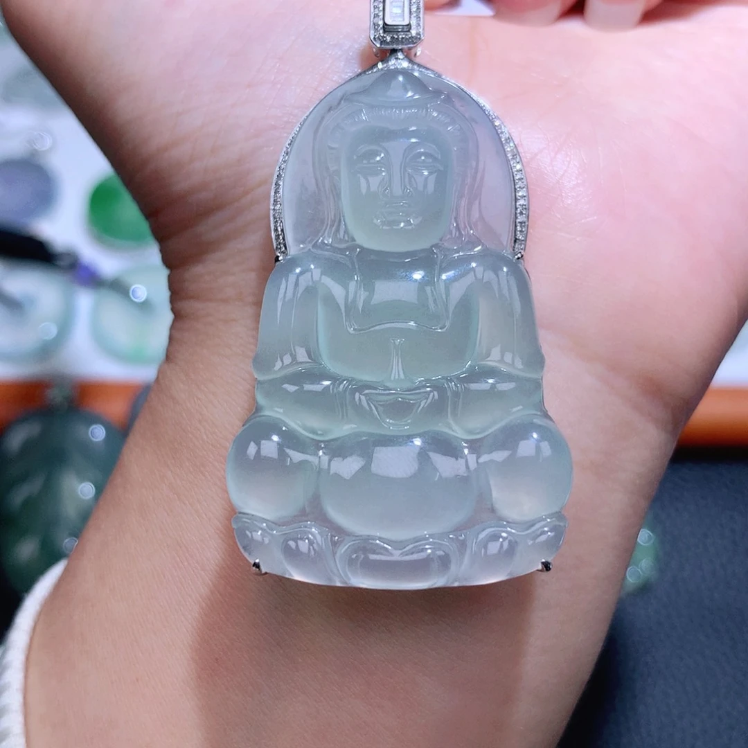 颈饰18K金镶嵌翡翠观音