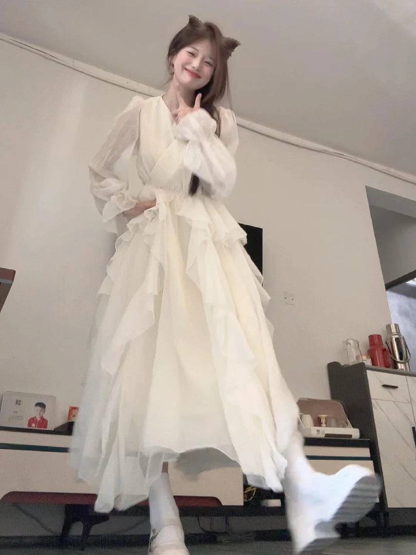 法式温柔风白色长袖连衣裙子女夏高级感气质绝美收腰仙女长裙