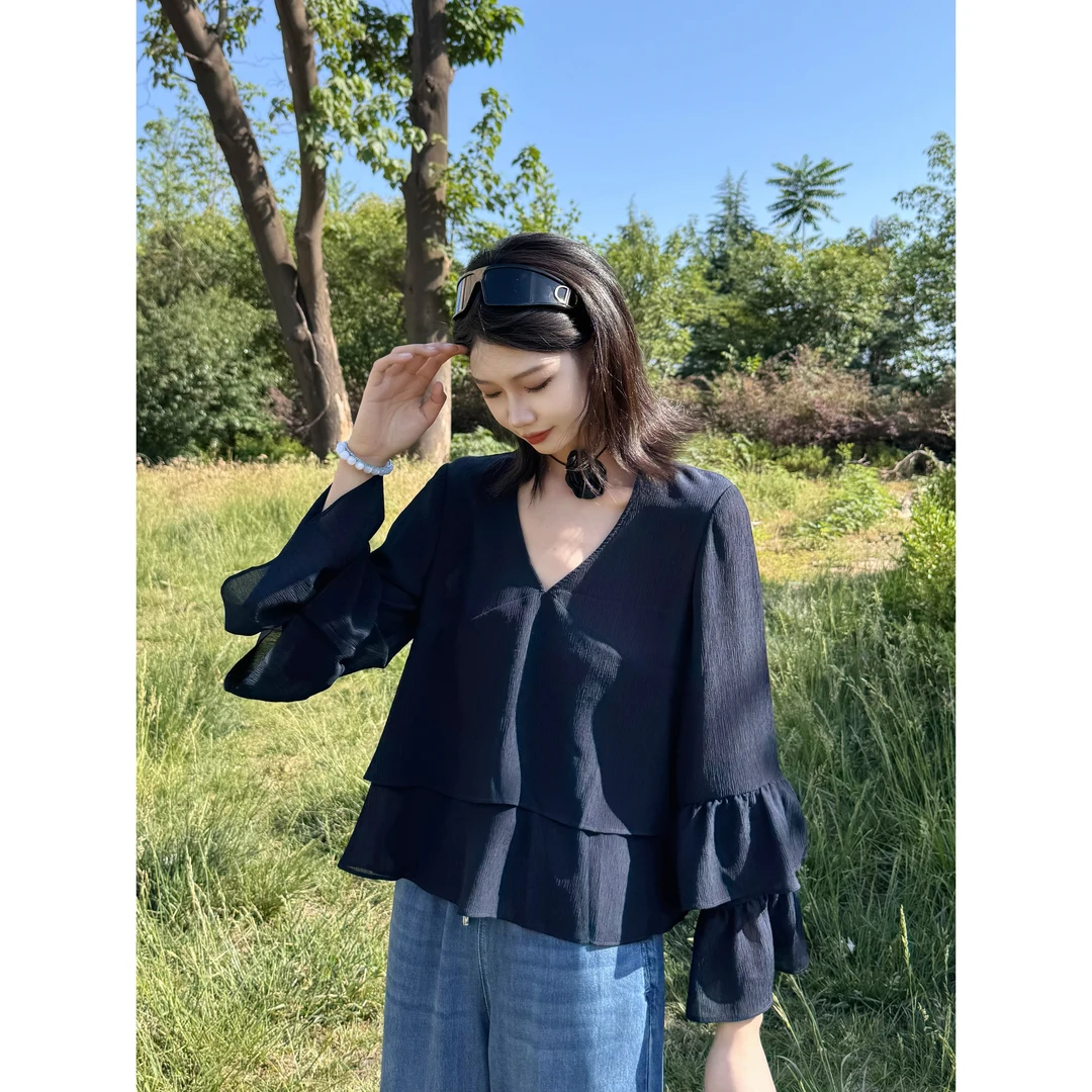 IDENTIFIES/易缔媤设计师短款V领喇叭袖镂空雪纺衫设计感D33009