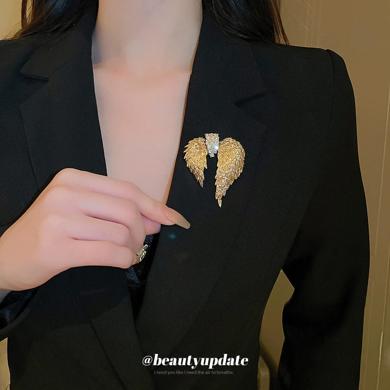 【品牌】镶钻天使翅膀胸针时尚轻奢感别针个性创意西装金色精致优雅