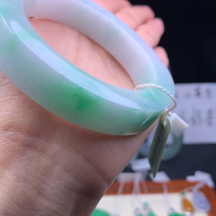 未镶嵌翡翠手镯定制翡翠