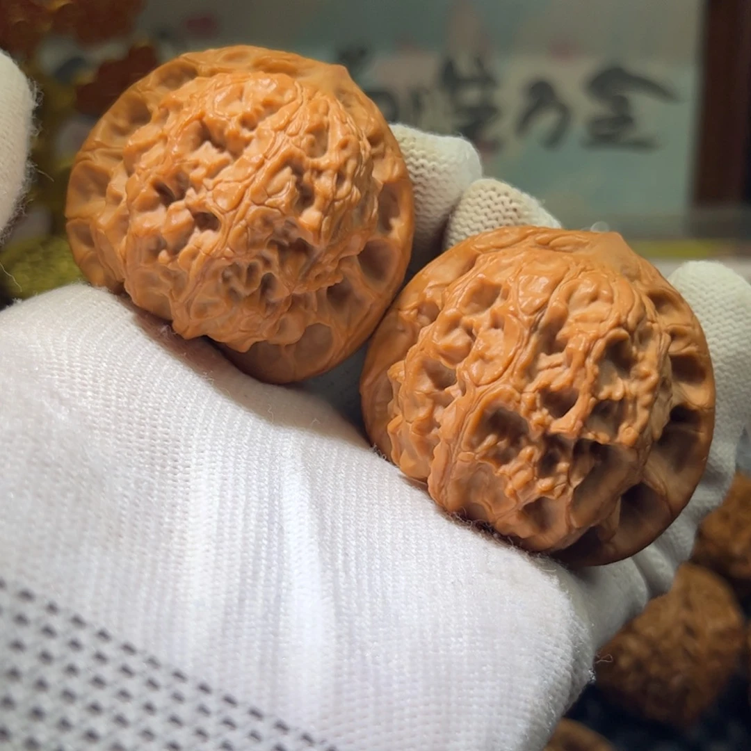 文玩核桃吊坠梨木台