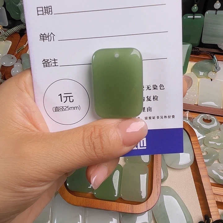 曹****颈饰未镶嵌石英质玉