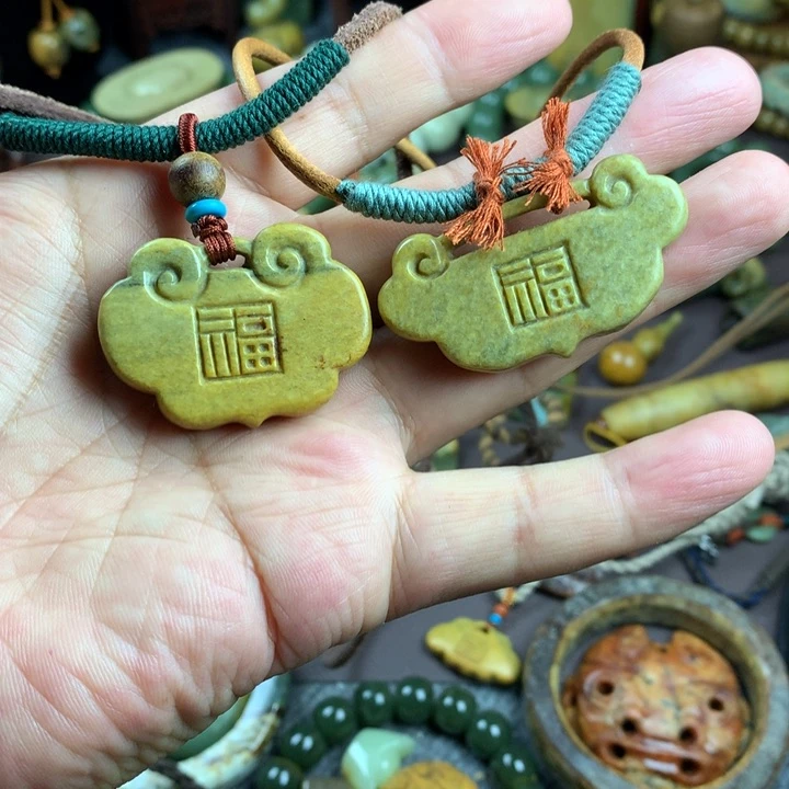 吊坠(赠链)未镶嵌岫岩河磨玉（透闪石质玉）?***姐