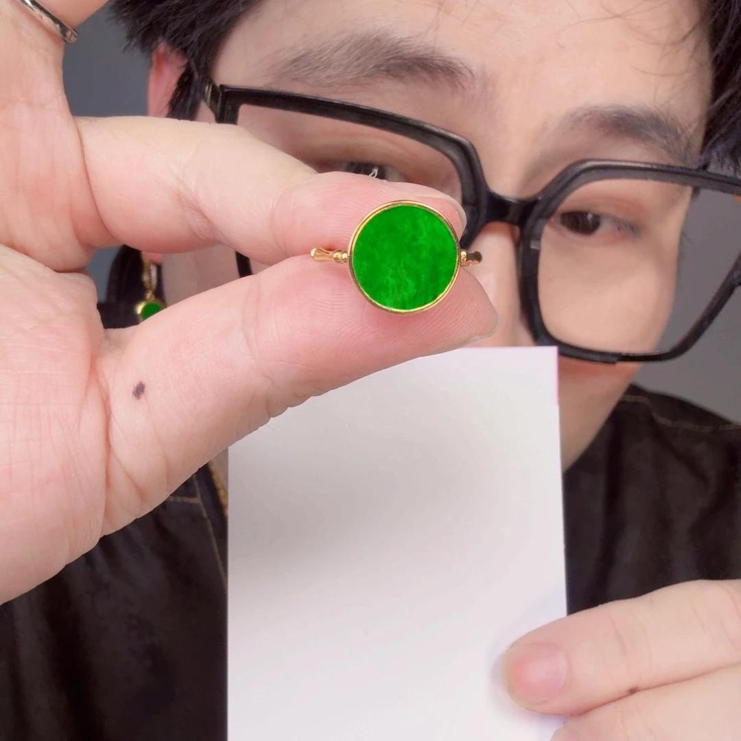 翡翠未镶嵌颈饰一件