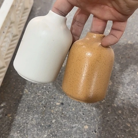 瓶瑕疵10厘米一白一个黄陶瓷