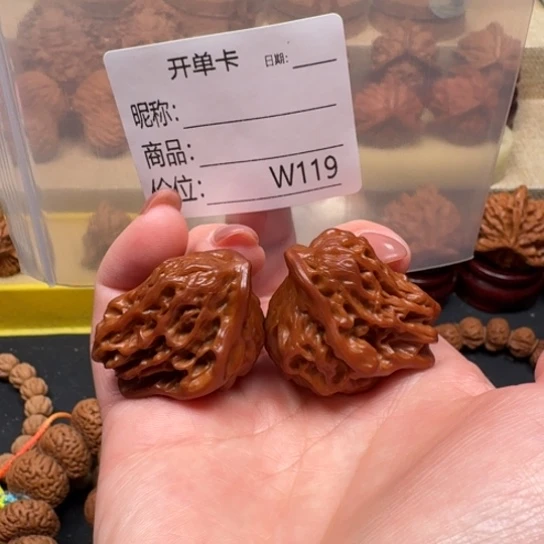 静***初桃核把件文玩工作室有没有人啊