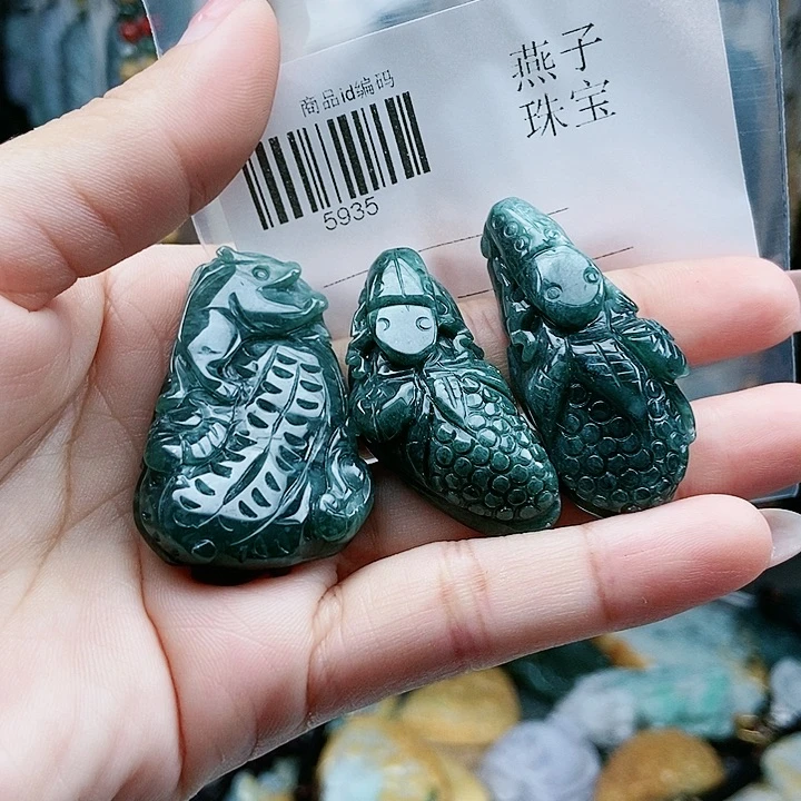 颈饰足铂镶嵌翡翠翡翠