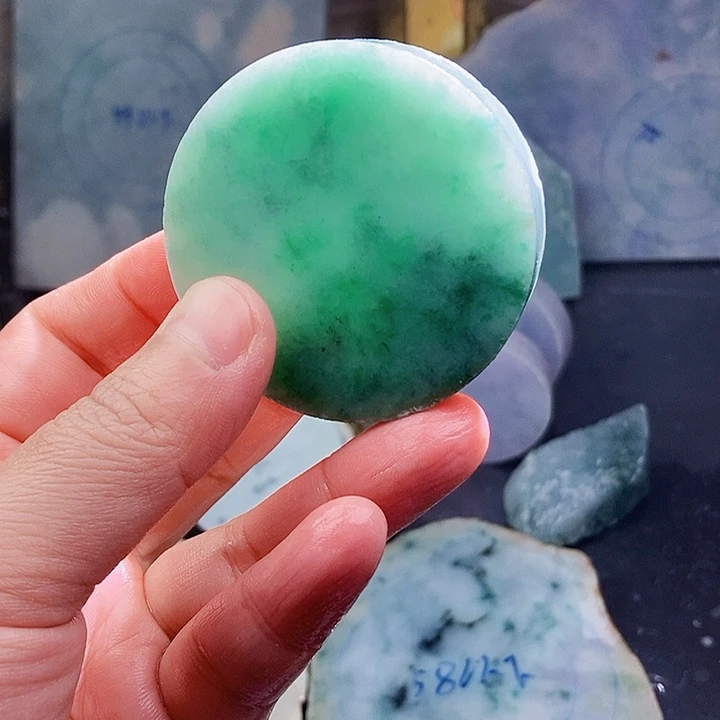 翡翠未镶嵌颈饰毛料13