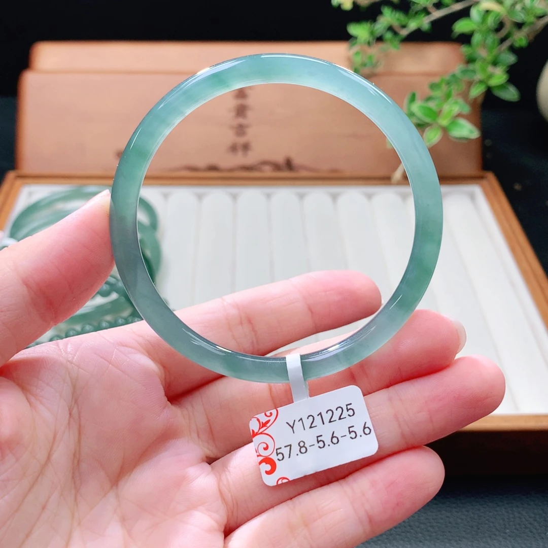 未镶嵌手镯（圆镯）翡翠