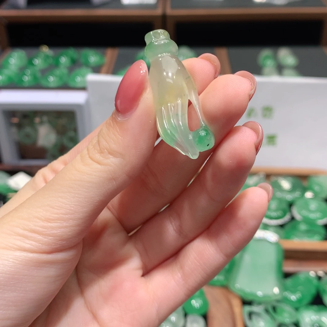 石英质玉(非洲翠)未镶嵌颈饰佛手