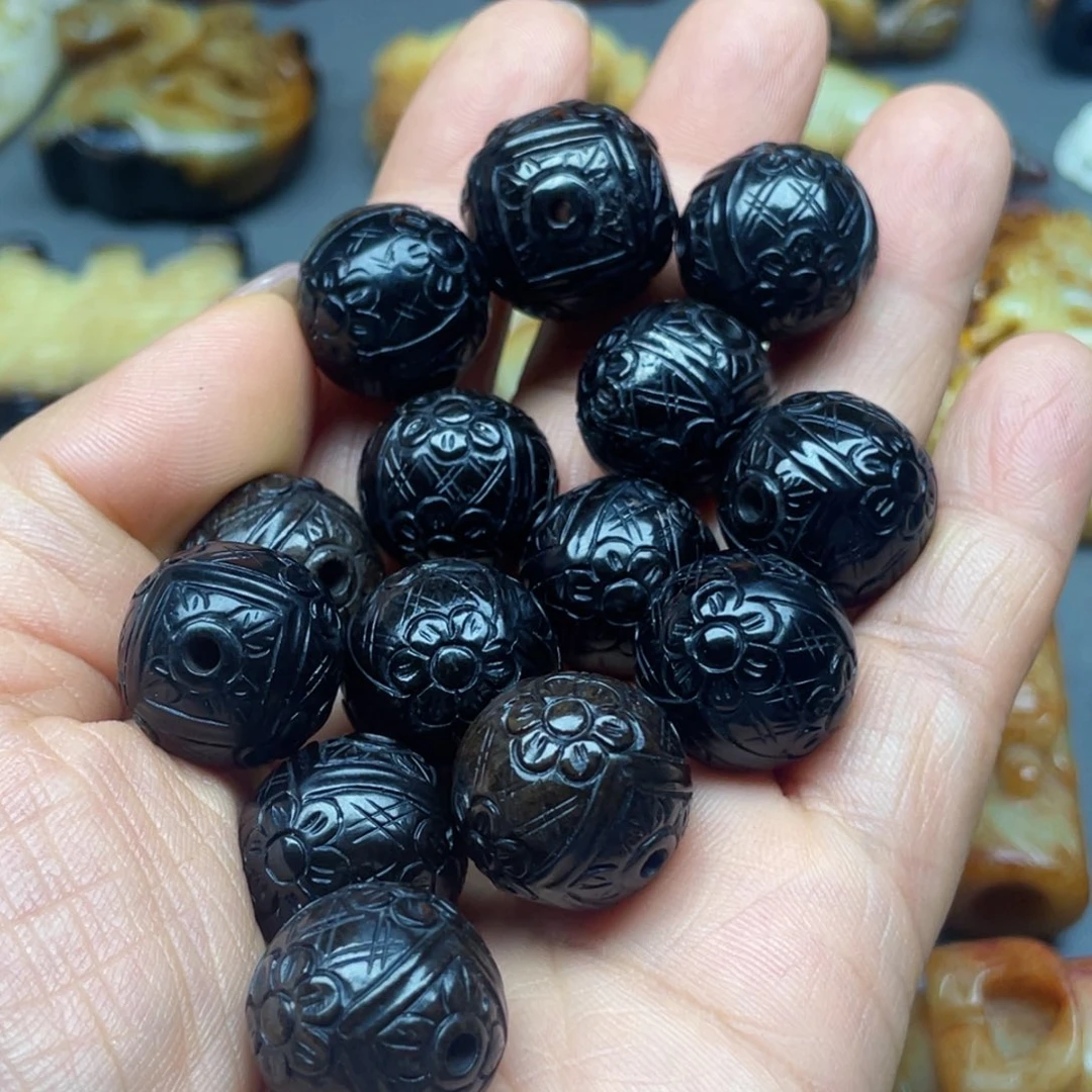 仁***仁和田玉未镶嵌颈饰