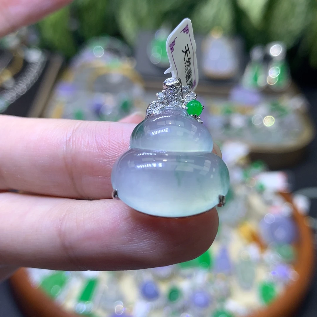 颈饰足金镶嵌翡翠
