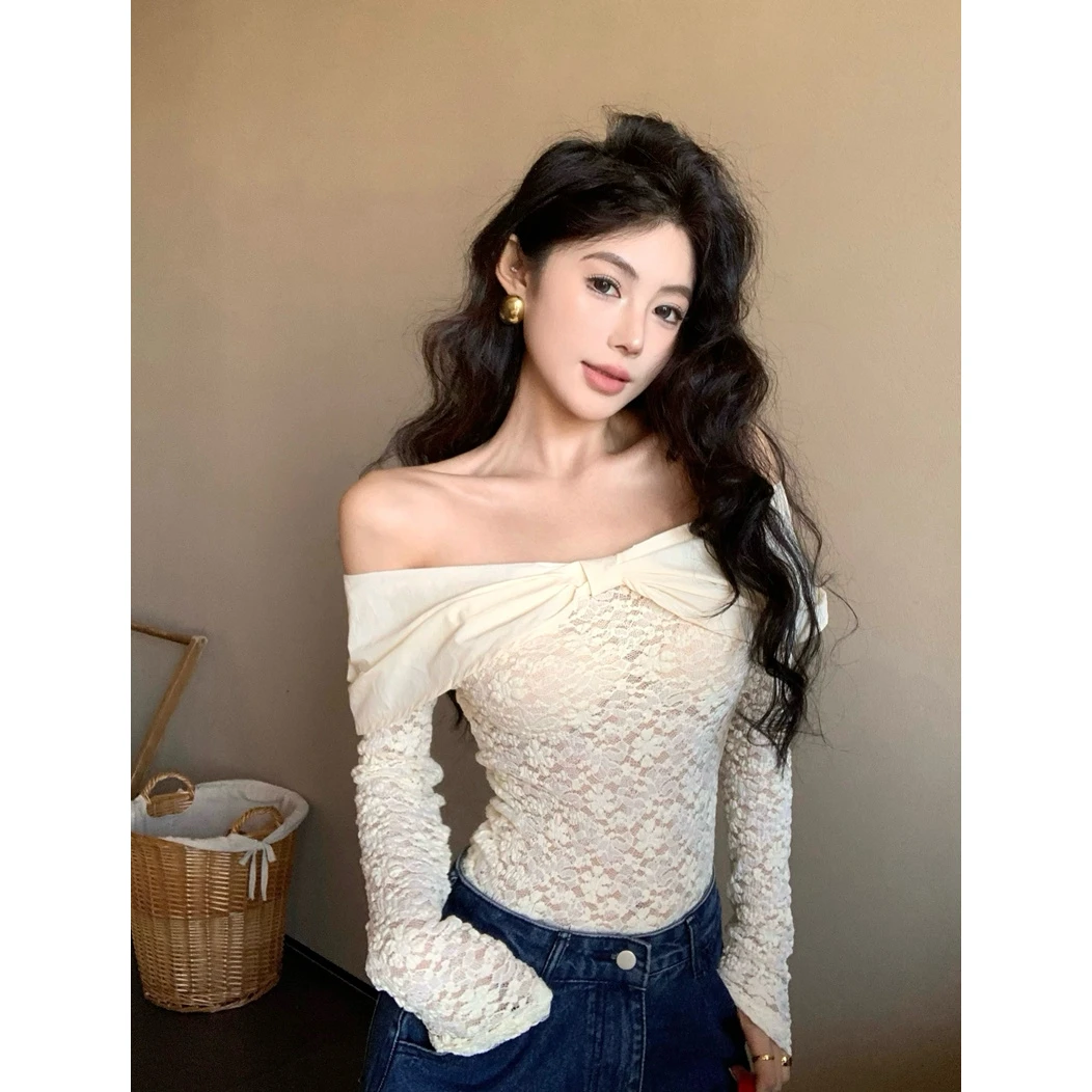 秋季新款法式复古又甜又辣露锁骨绝美一字肩气质修身显瘦蕾丝上衣