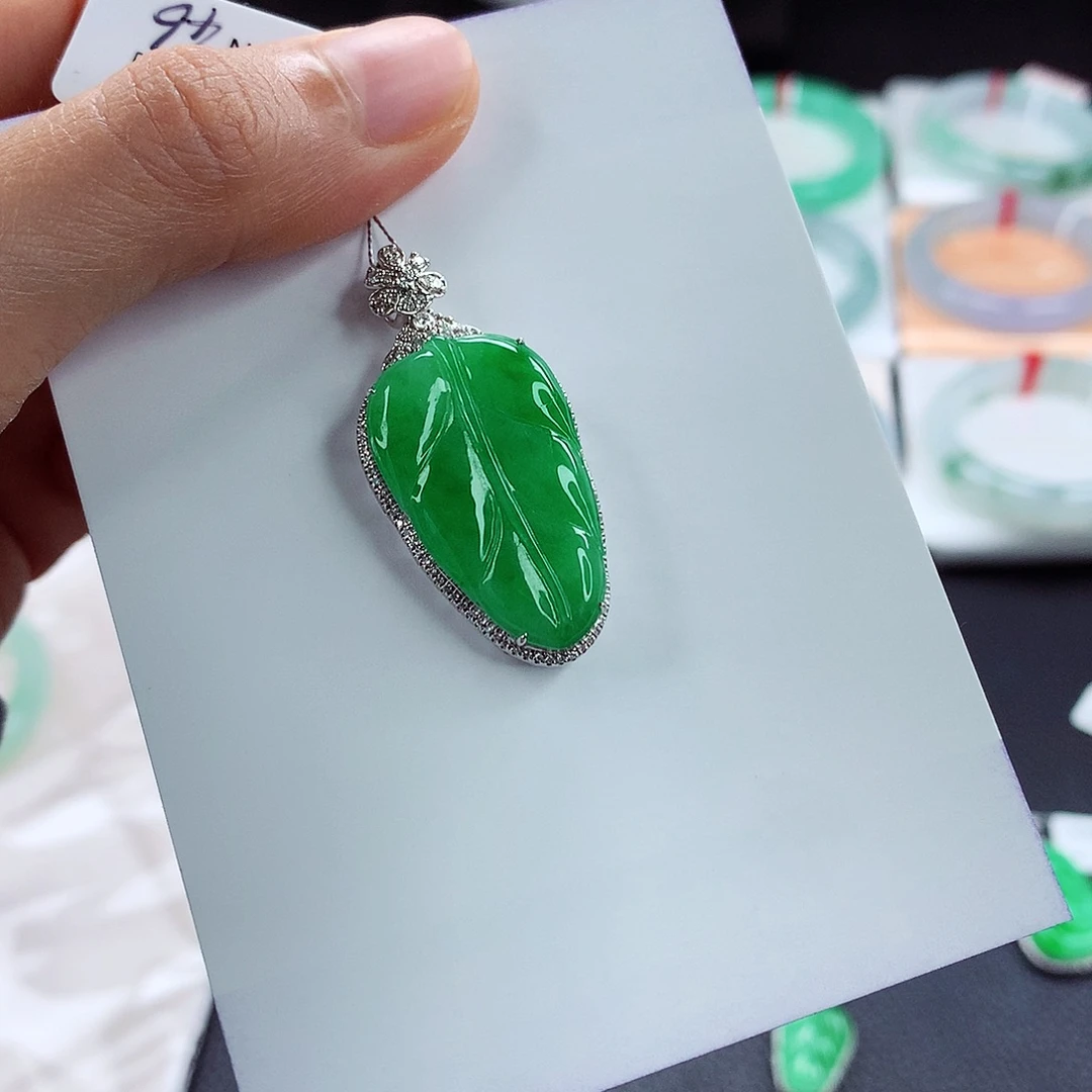 翡翠18K金镶嵌颈饰