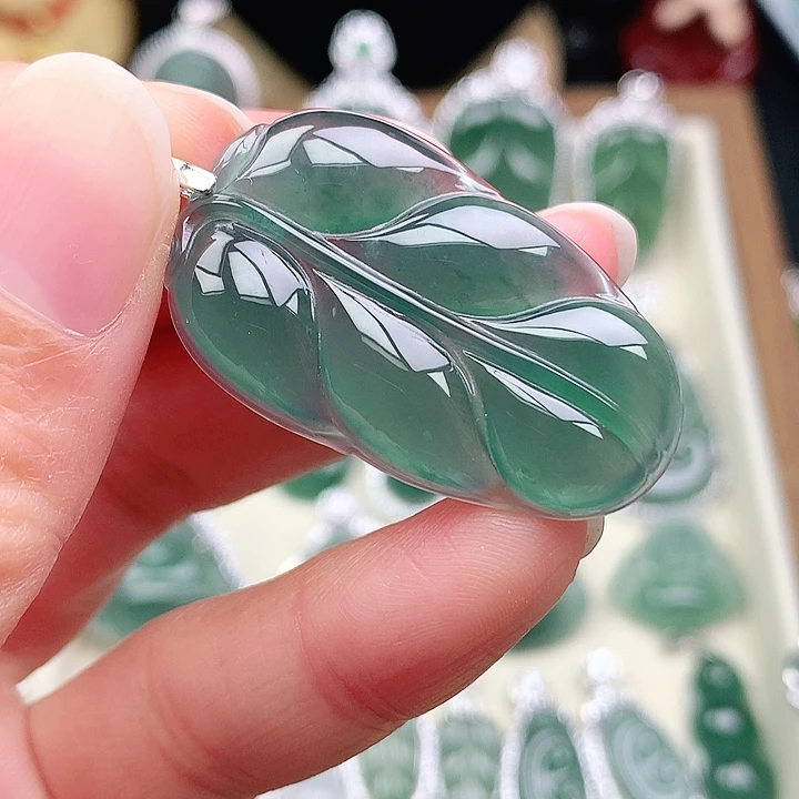 颈饰18K金镶嵌翡翠吊坠