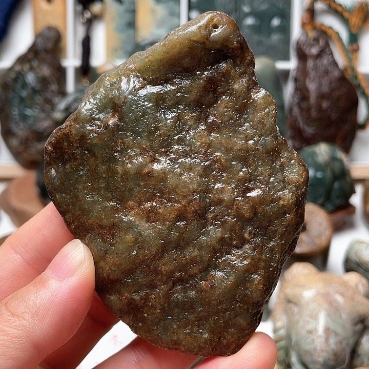 未镶嵌岫岩河磨玉（透闪石质玉）把件