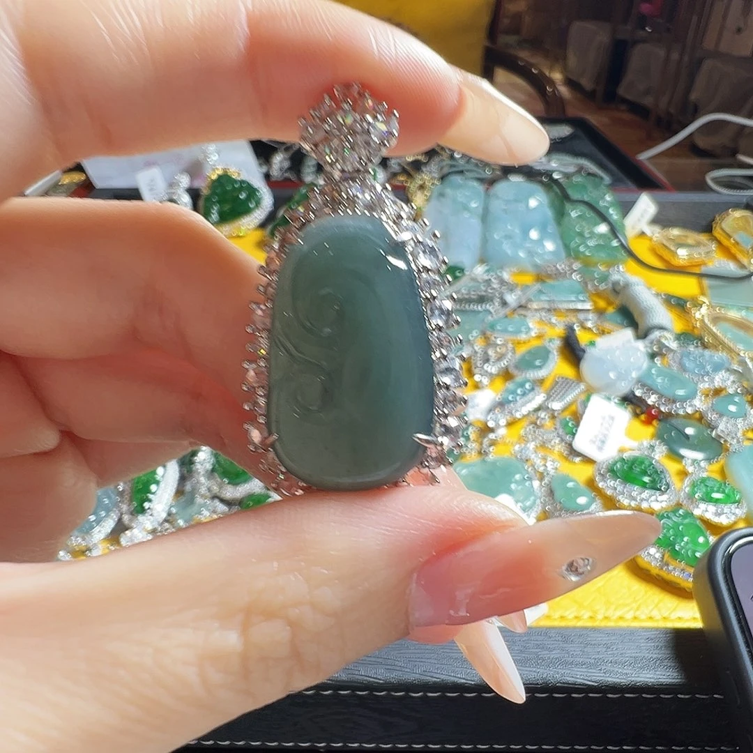 翡翠未镶嵌颈饰如意