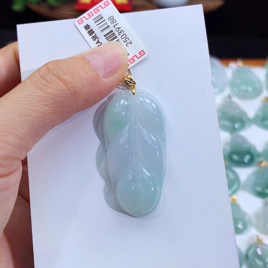 翡翠18K金镶嵌颈饰翡翠吊坠