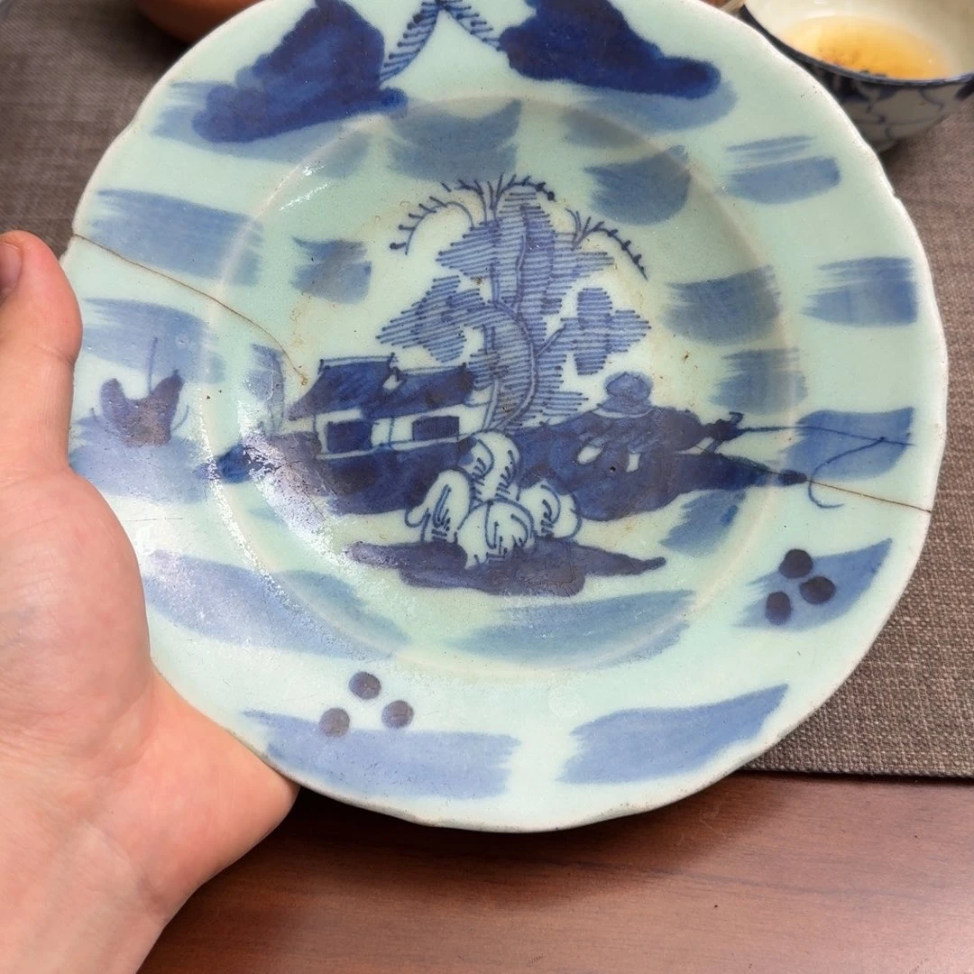 茶壶紫砂青花盘子。